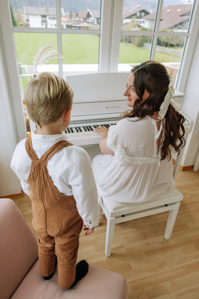 Mutter und Sohn am Klavier