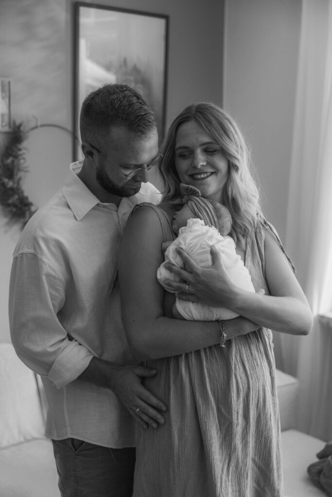 Junge Familie mit Neugeborenem