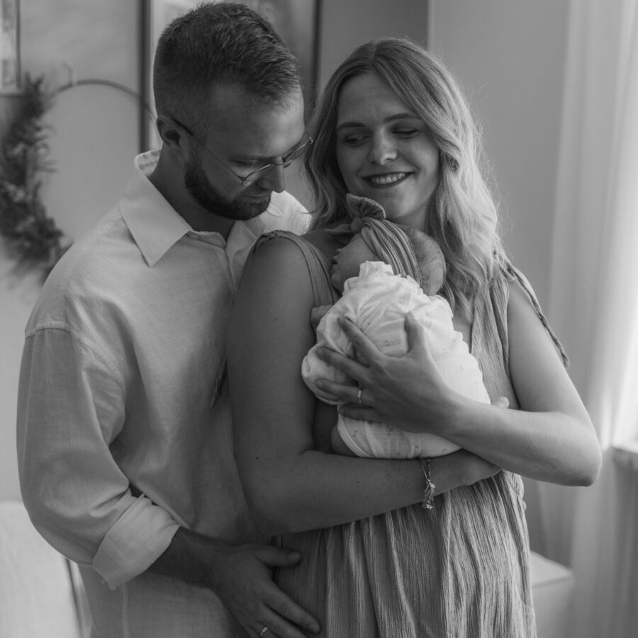 Junge Familie mit Neugeborenem