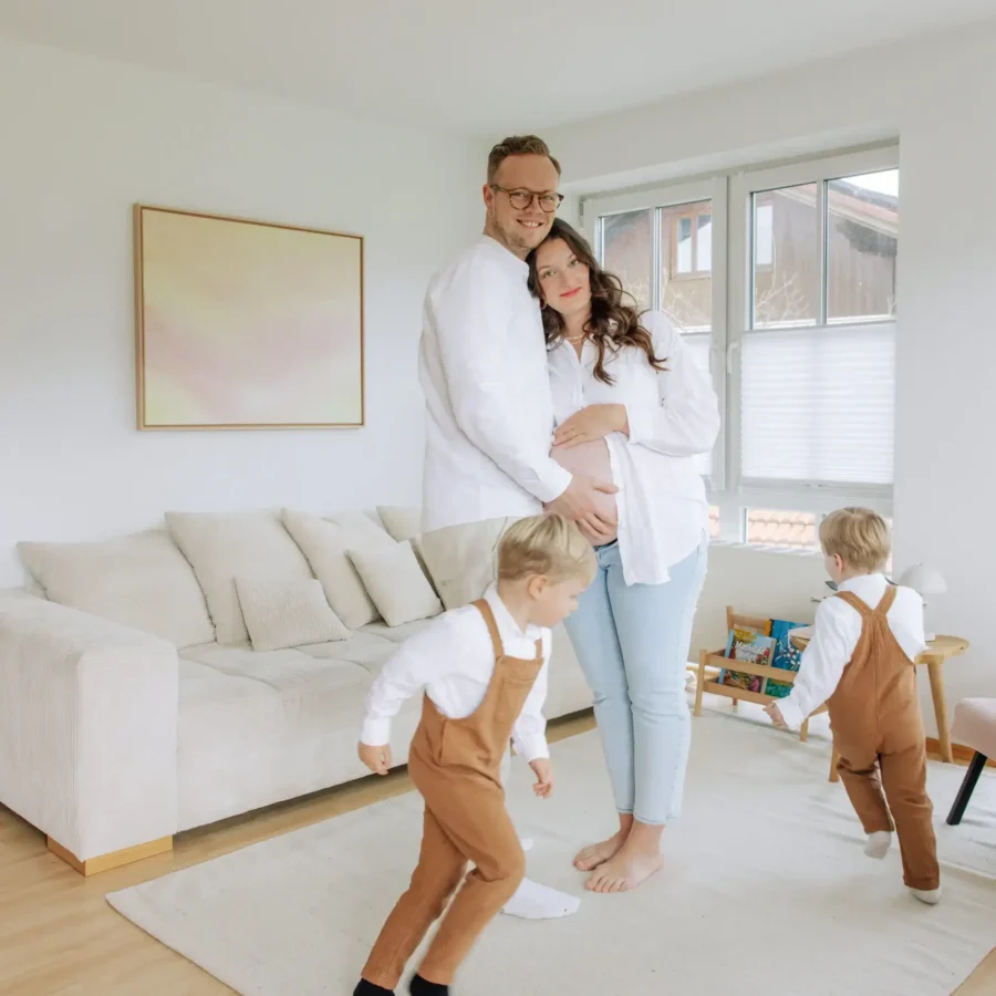 Familie im Wohnzimmer