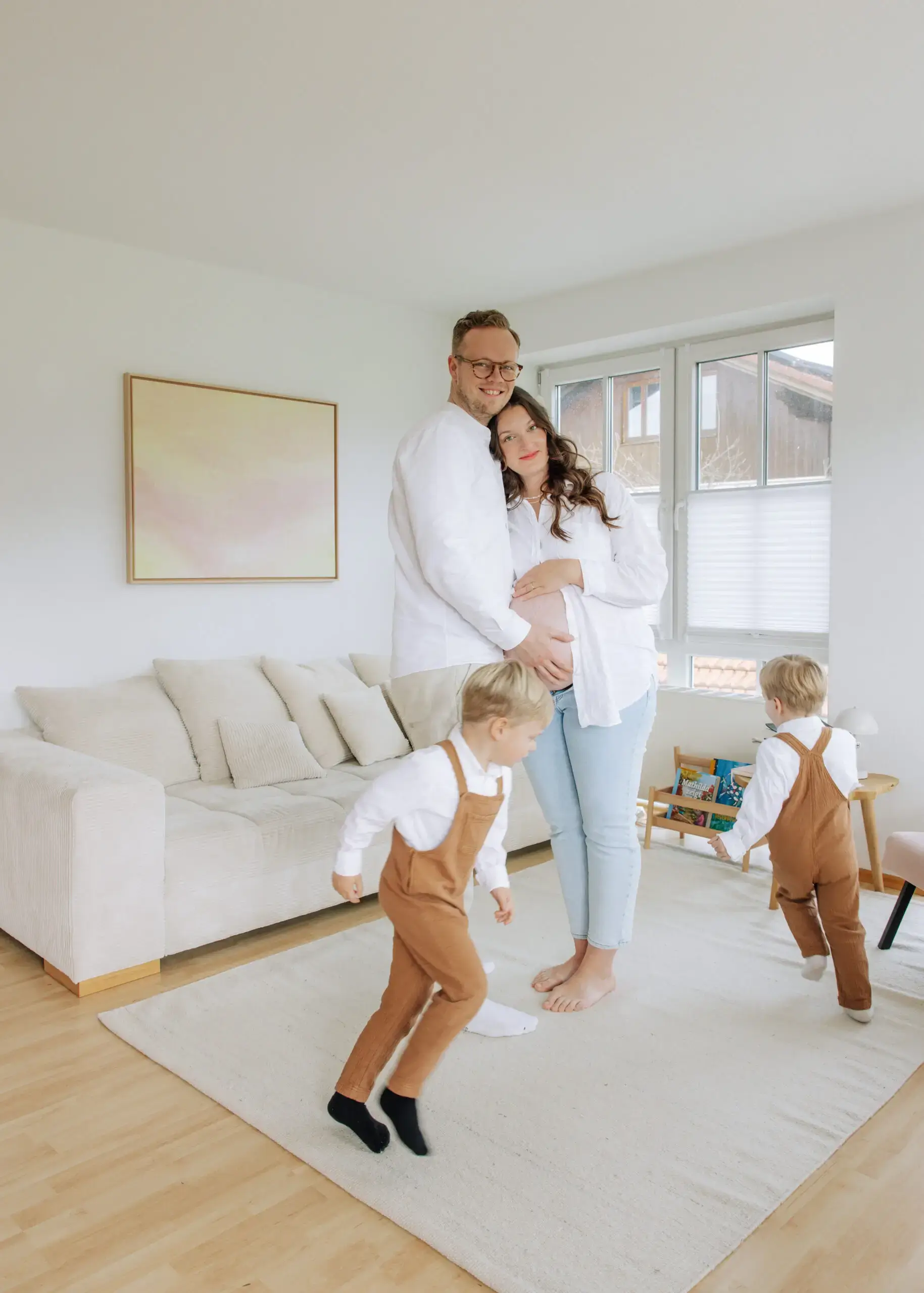 Familie im Wohnzimmer