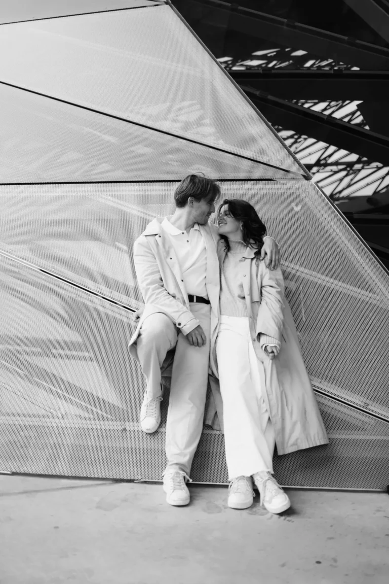 Paar schaut sich lächelnd an