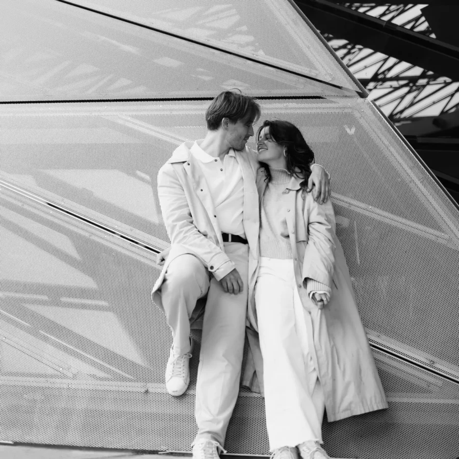 Paar schaut sich lächelnd an