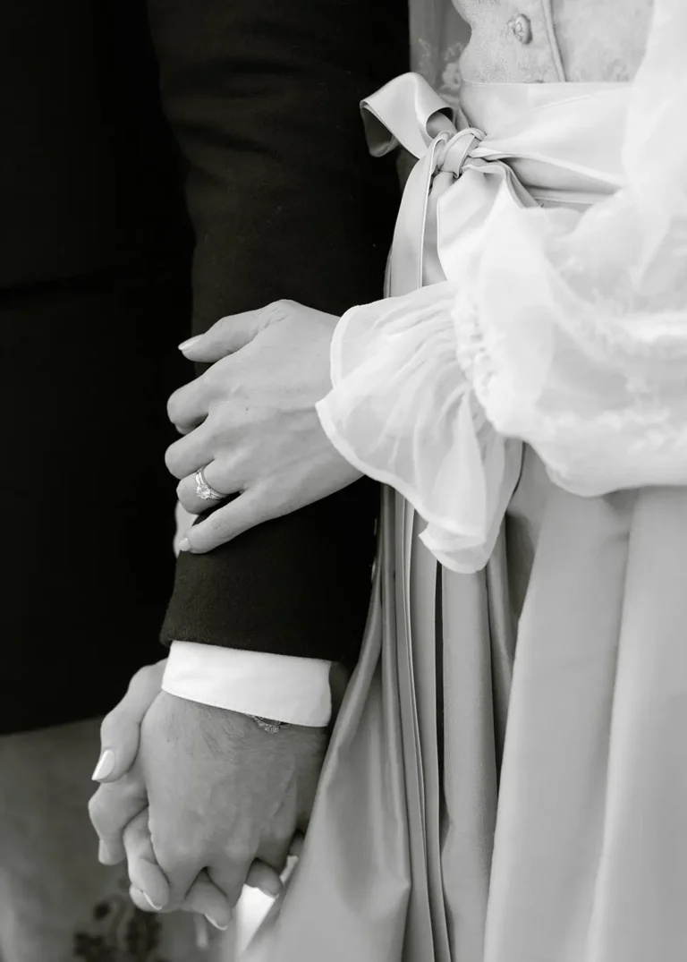 Ehering und Verlobungsring an Hände der Braut