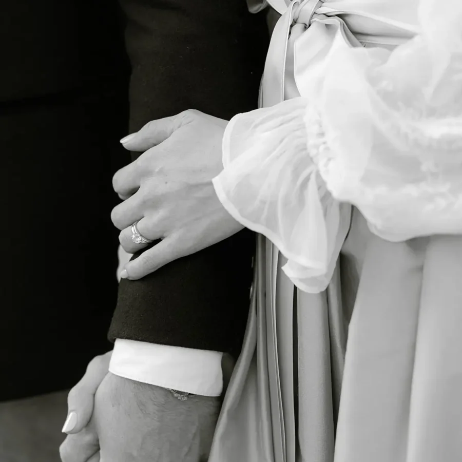 Ehering und Verlobungsring an Hände der Braut