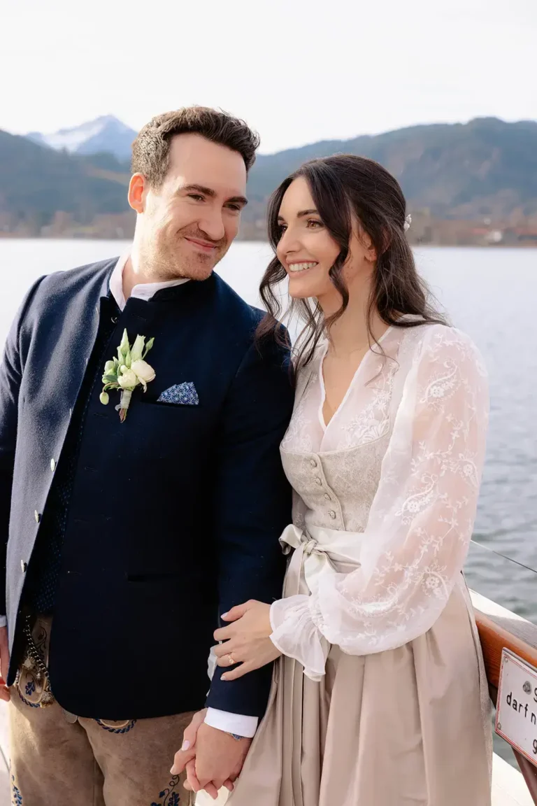Hochzeitspaar frisch nach der Trauung im Standesamt am Tegernsee