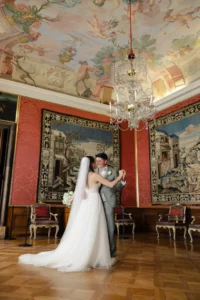 Hochzeitsfotograf München: Tanzendes Hochzeitspaar im Schlosssaal