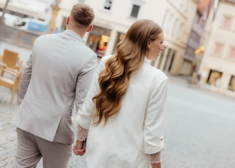 Hochzeitspaar läuft über den Marktplatz, festgehalten von ihrem Fotograf Schwäbisch Gmünd