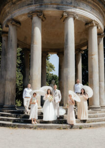 Kreatives Gruppenfoto an der Hochzeit