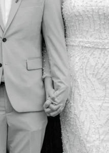 Braut und Bräutigam halten Hände am Standesamt