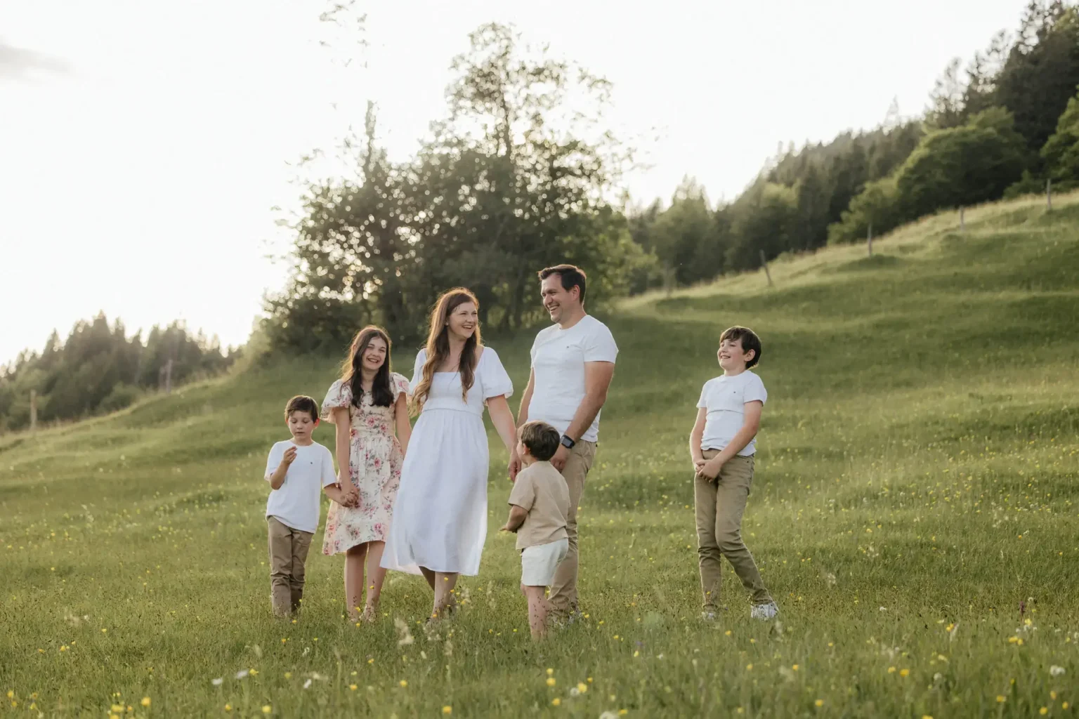 Großfamilie läuft über die Wiese