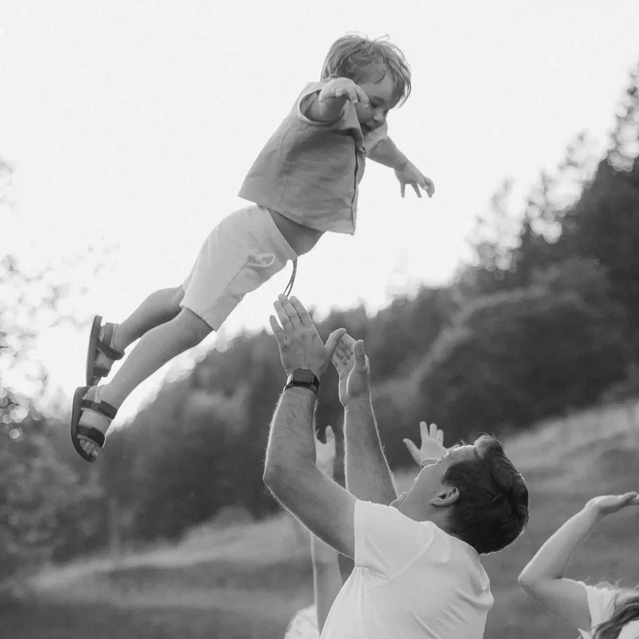 Sohn und Vater beim Familienshooting in den Bergen