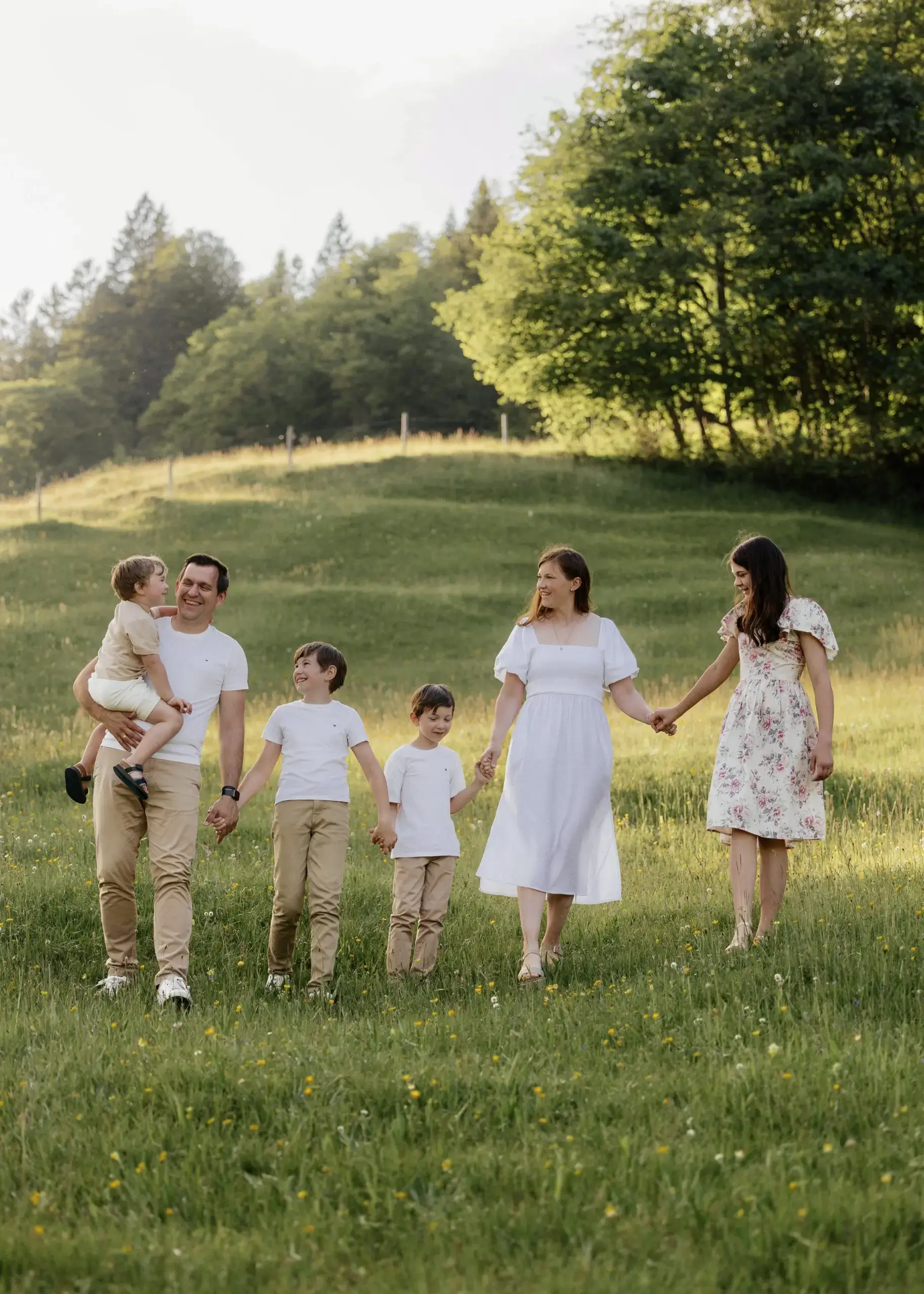 Familienshooting in Bayern, Familie mit vier Kindern läuft durch die Berge und Wiesen in Bayern