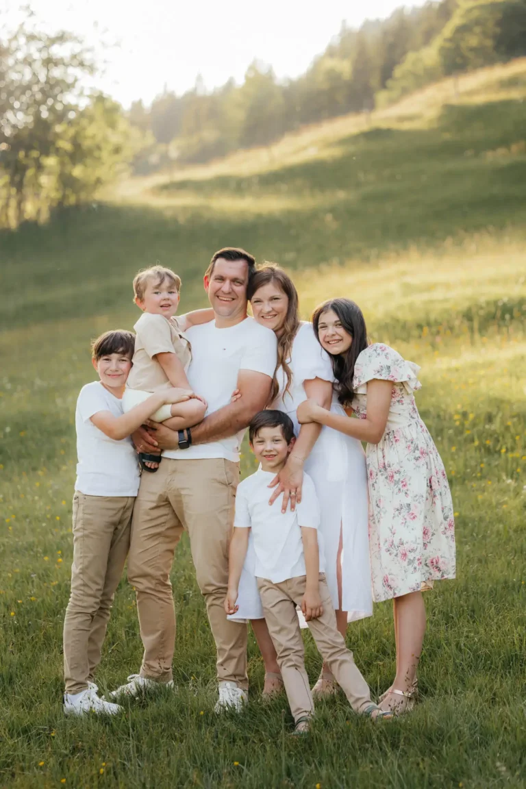 Familie auf der Wiese beim Familienshooting, Familienfotografie München