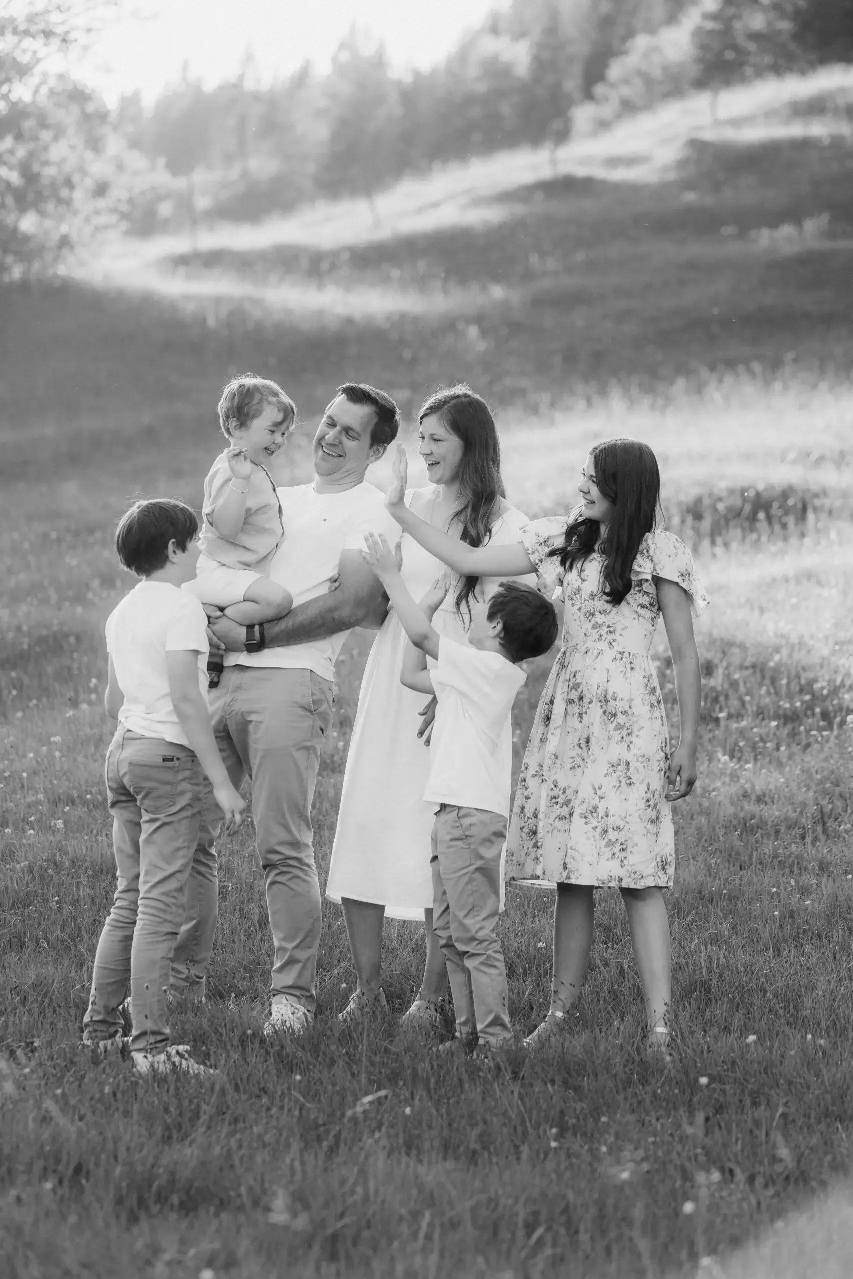 Glückliche Familie lacht zusammen