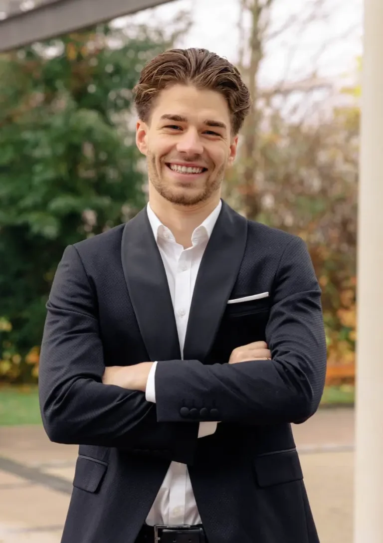 Professionelles Bewerbungsfoto eines Mannes mit selbstbewusstem Blick, ideal für die Karriere in München.