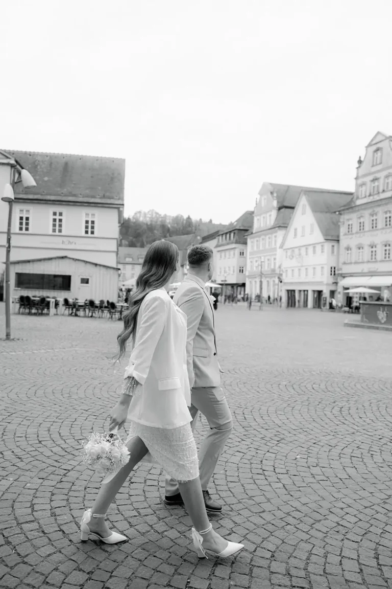 Brautpaar läuft über den Marktplatz in Schwäbisch Gmünd