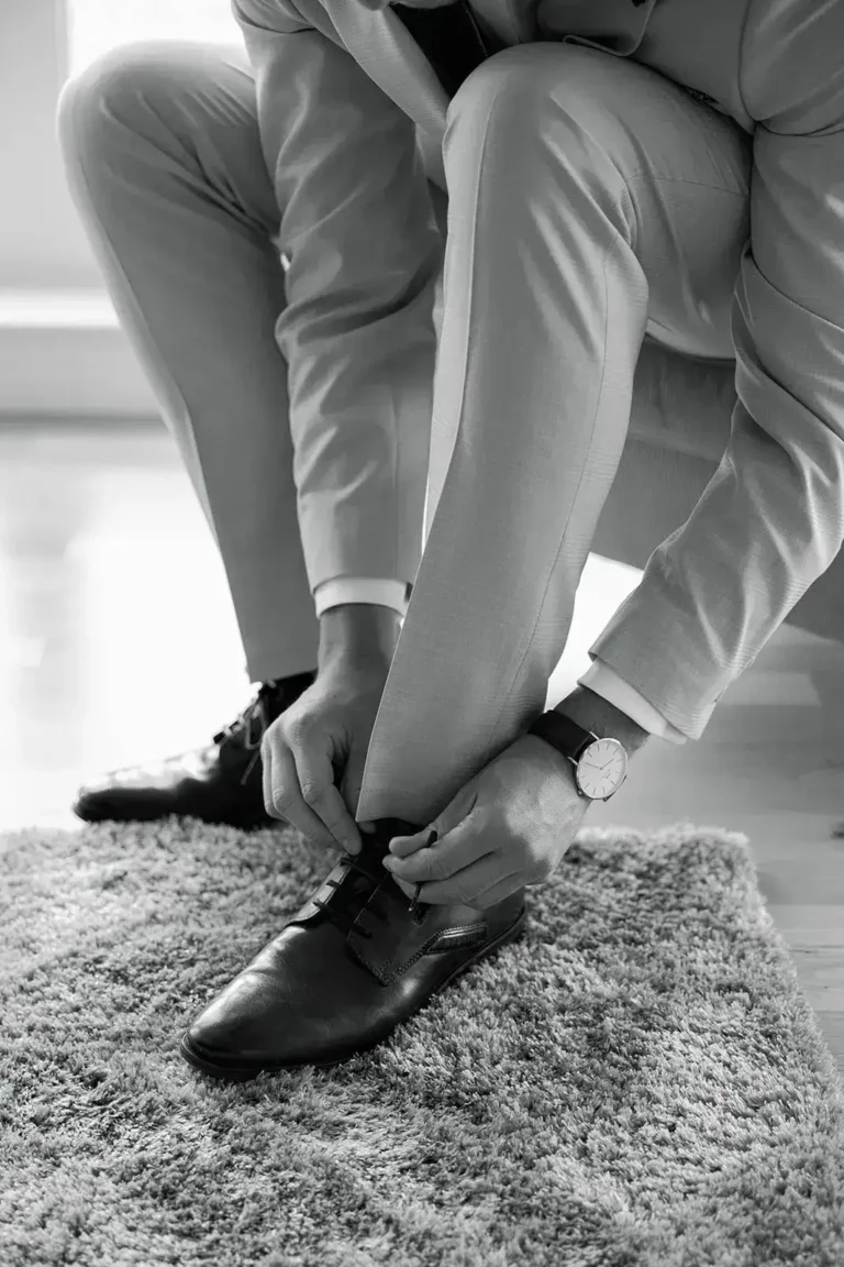 Getting Ready Bräutigam: Er schnürrt seine Schuhe