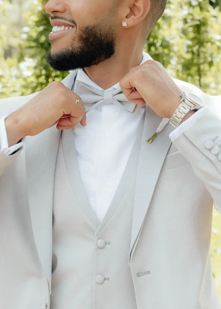 Der Bräutigam richtet seine Fliege