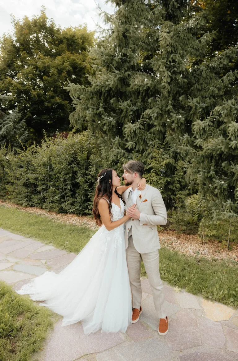 Hochzeitspaar steht vor Hecke beim Hochzeitsfotoshooting München