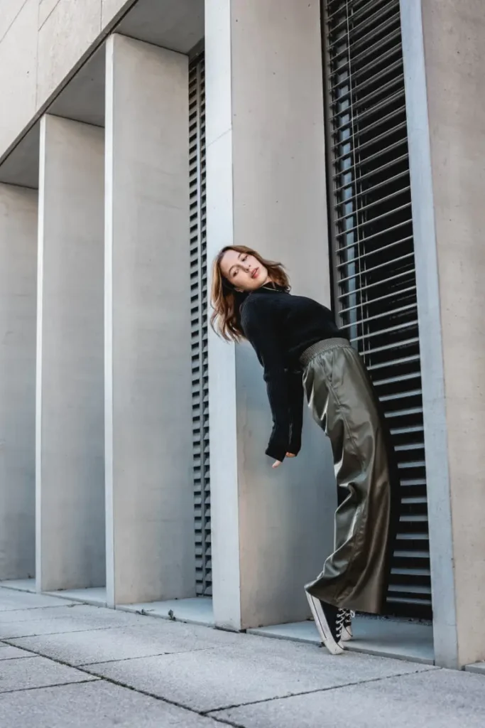 Junge Frau posiert vor einem Gebäude beim Portraitshooting München