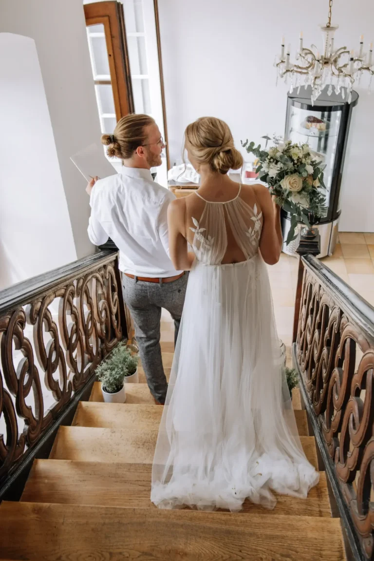 Frisch verheiratetes Paar läuft Treppe beim Standesamt Schwäbisch Gmünd runter