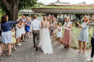 Paar läuft Gästen entgegen vor dem Standesamt Schwäbisch Gmünd