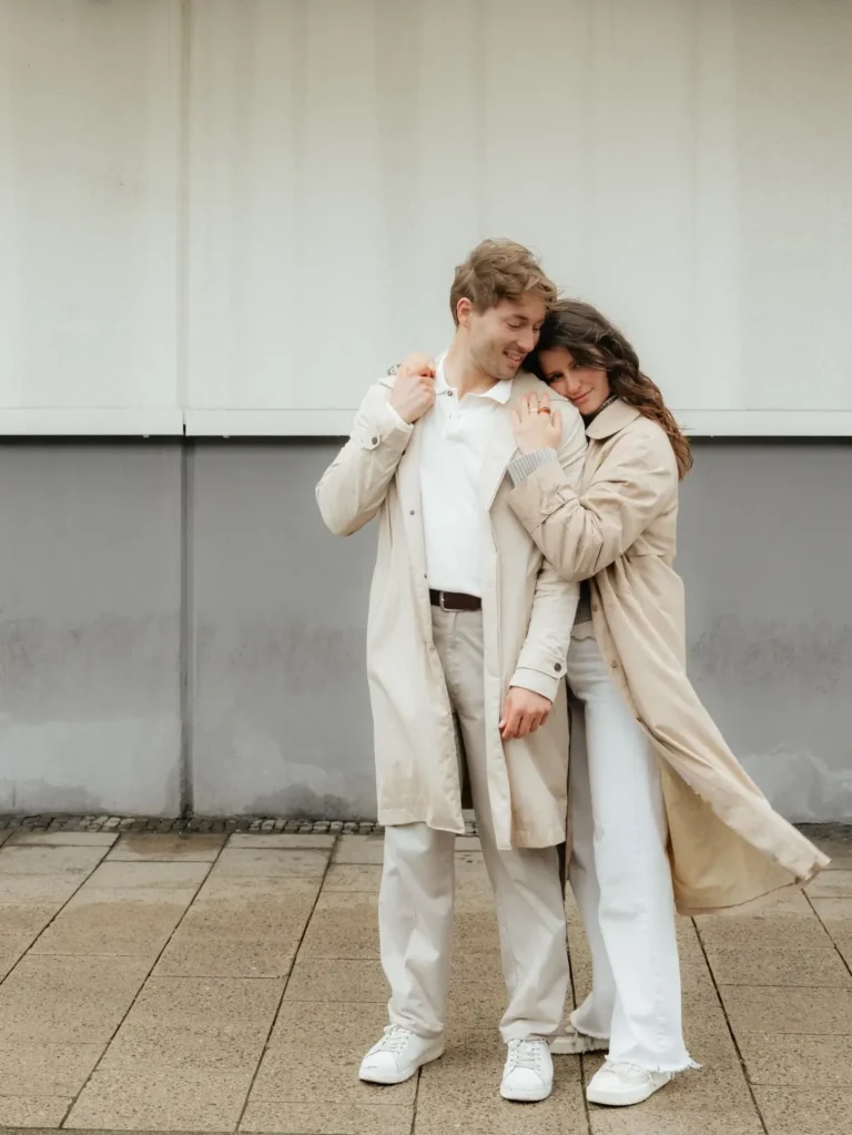 Paar steht Seite an Seite beim Fotoshooting in München