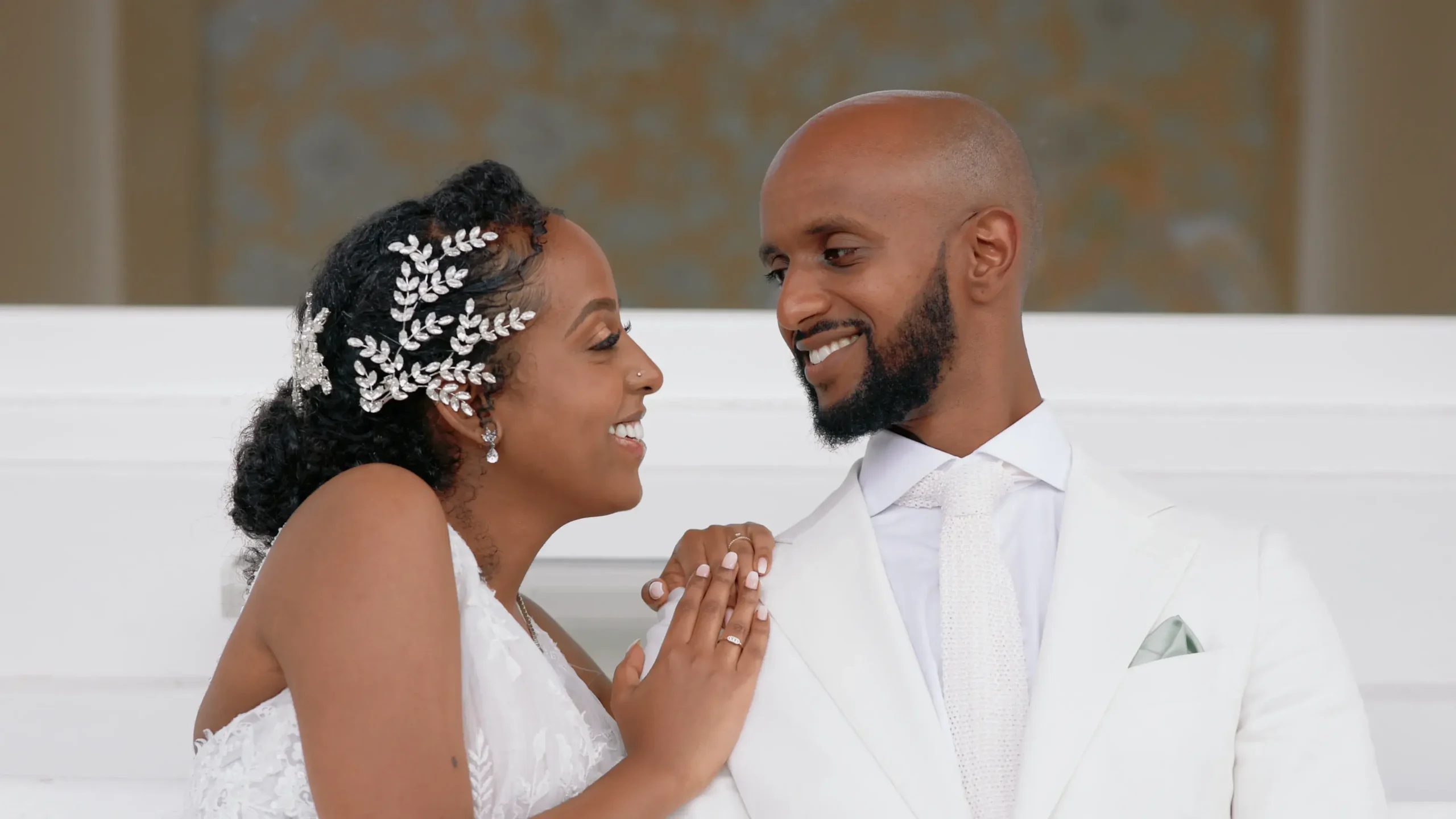 Hochzeitspaar schaut sich verliebt an