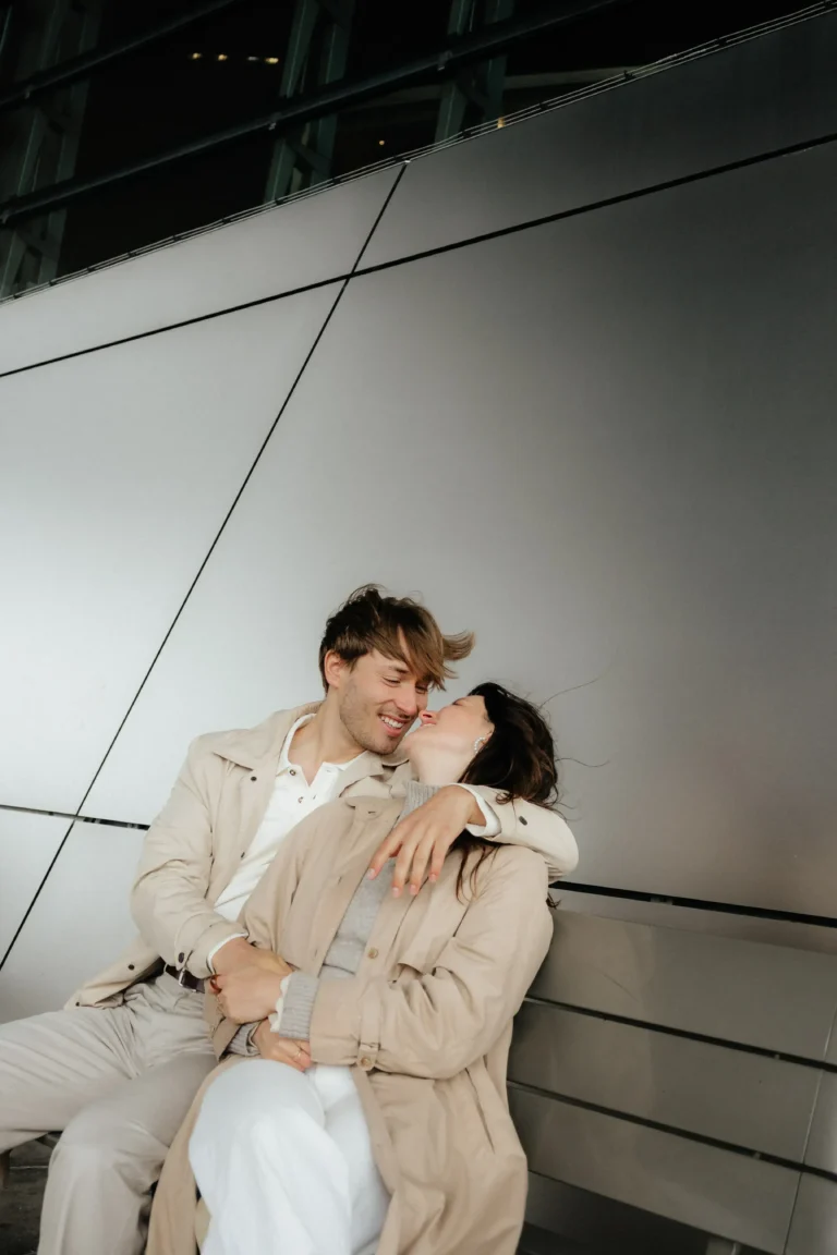 Lächelndes Paar beim Paarfotoshooting München