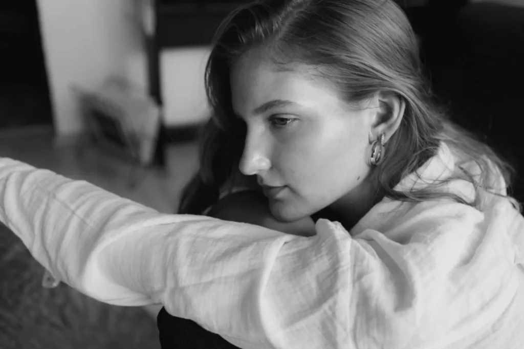 Model schaut zur Seite bei der Portraitfotografie München