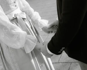 Brautpaar hält Hände an ihrer standesamtlicher Hochzeit am Tegernsee
