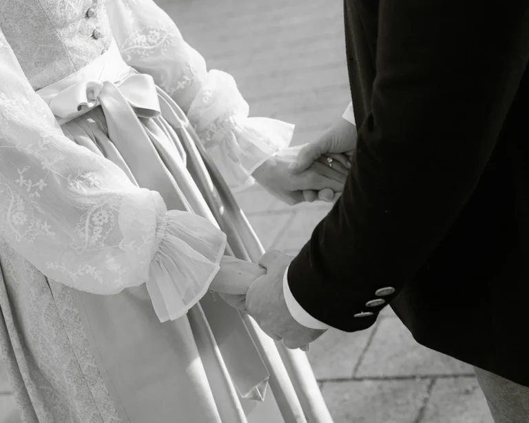 Brautpaar hält Hände an ihrer standesamtlicher Hochzeit am Tegernsee