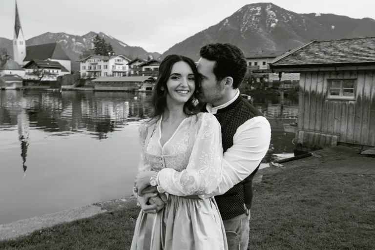 Standesamt Tegernsee: Brautpaar umarmt sich vor dem Tegernsee