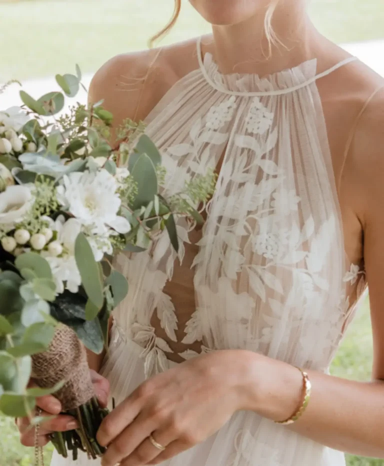 Brautstrauß in der Hand einer Braut