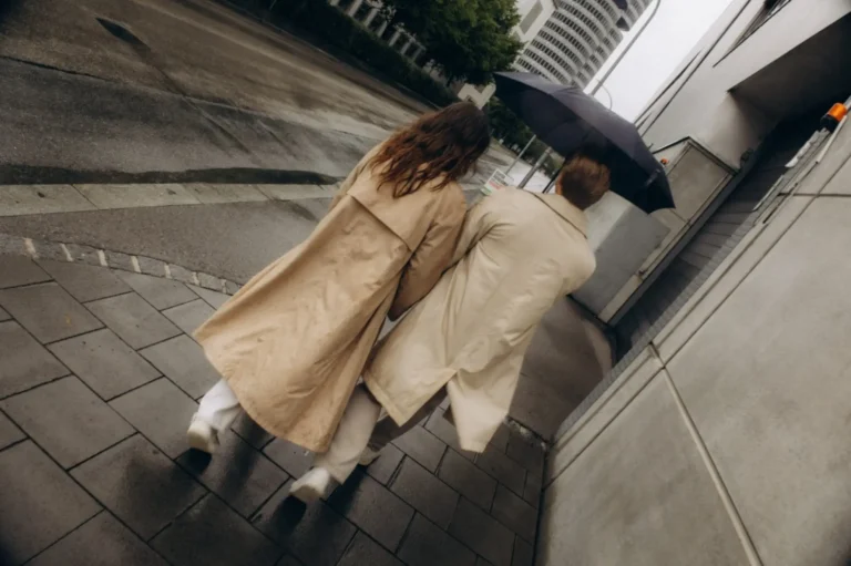 Paar läuft die Straße entlang während dem Paarfotoshooting München