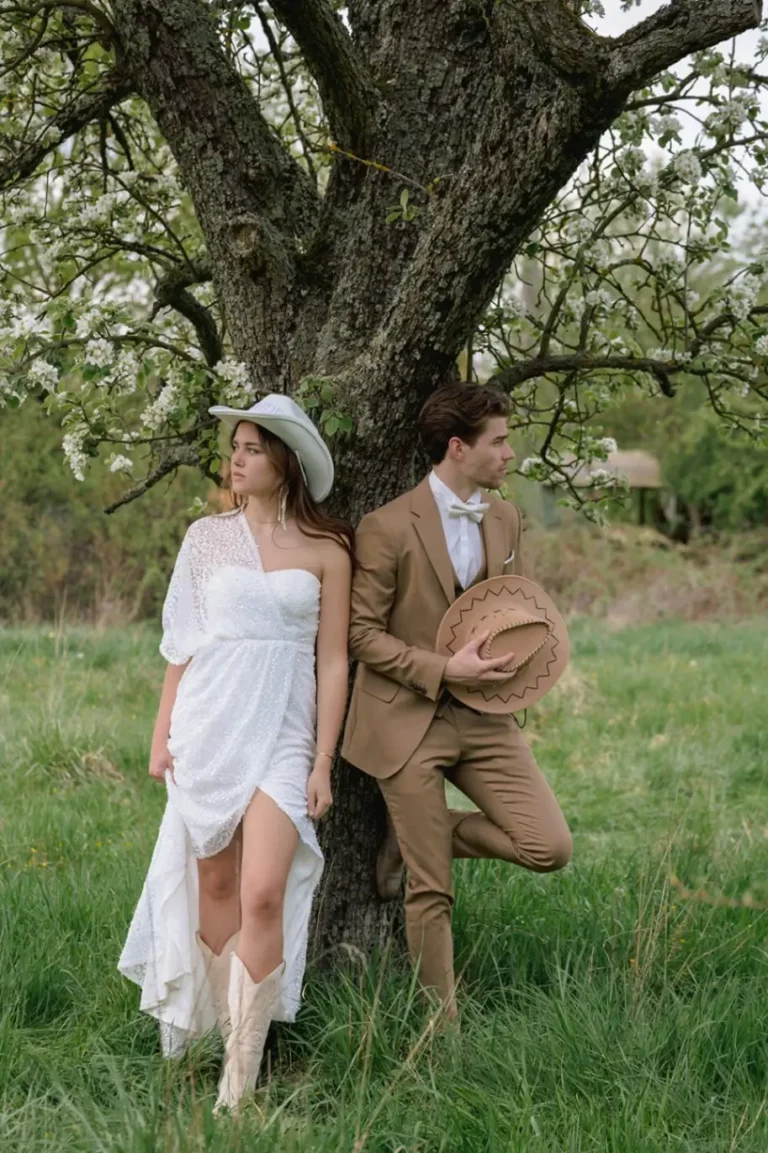 After Wedding Shooting München: Paar lehnt sich an Baum und schaut in die Ferne
