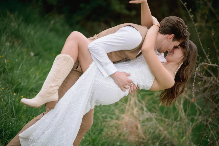 Paarfotoshooting mit natürlichen Posen: Mann und Frau am flirten