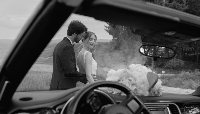Hochzeitsfotograf München fotografiert Hochzeitspaar durch die Autoscheibe