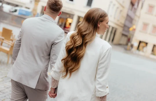 Hochzeitspaar läuft über den Marktplatz, festgehalten von ihrem Fotograf Schwäbisch Gmünd