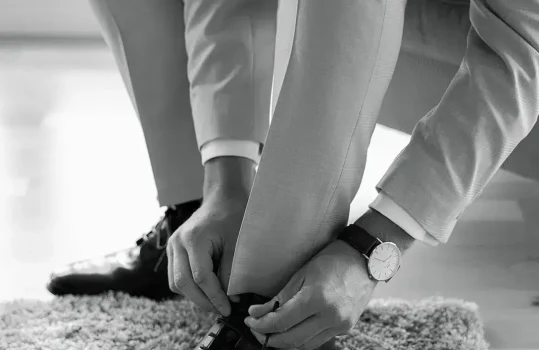 Getting Ready Bräutigam: Er schnürrt seine Schuhe